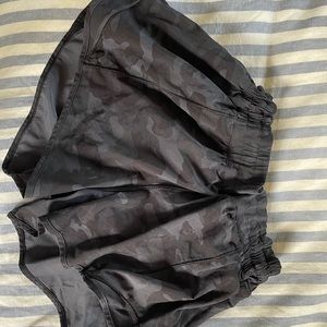 Lululemon hotty hot 2” short, black camo, size 8